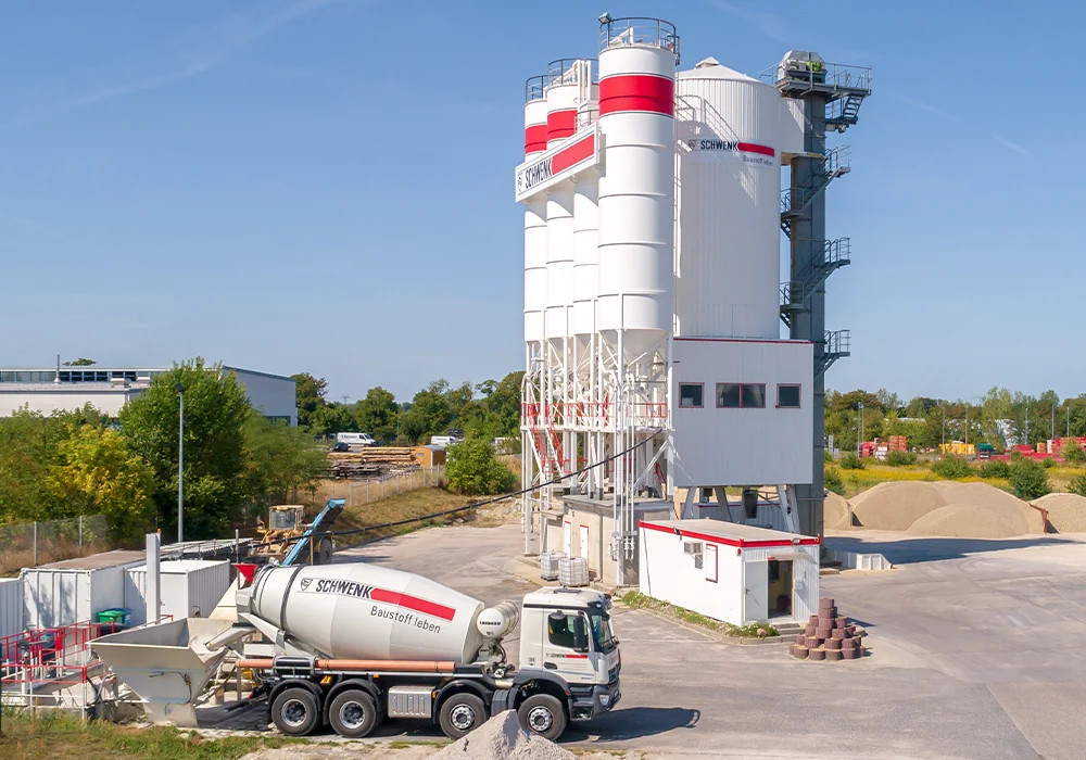 Referenzfoto: Betonwerk von Schwenk mit Silo und Fahrmischer