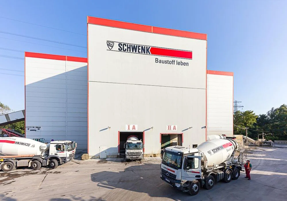 Gebrandete Werkshalle und Fahrmischer von Schwenk – Corporate Design im Einsatz