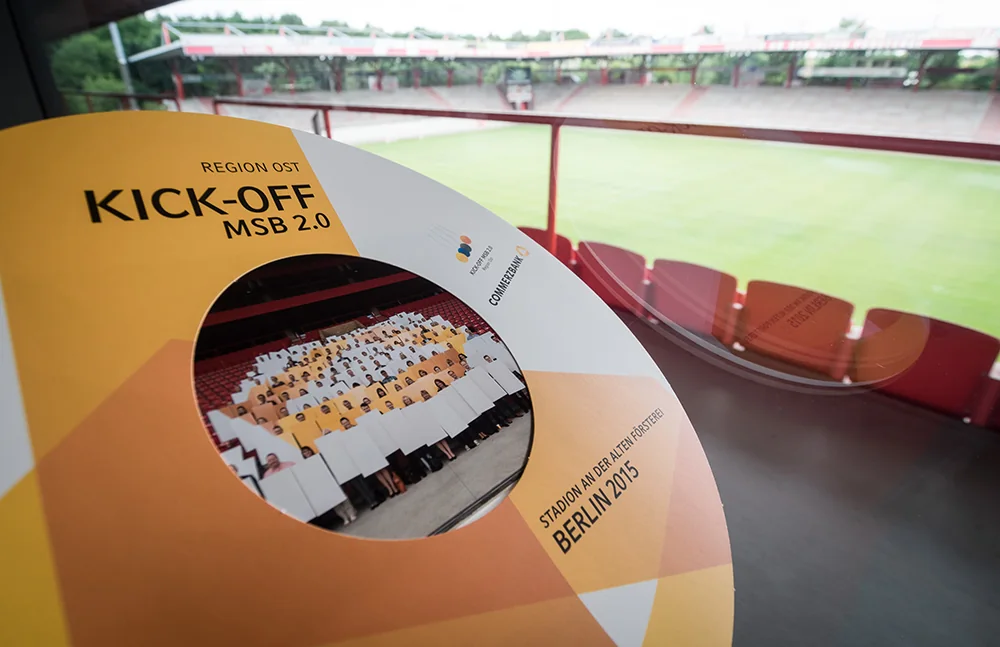 Kick-Off-Design für die Commerzbank mit Elementen aus dem Logo