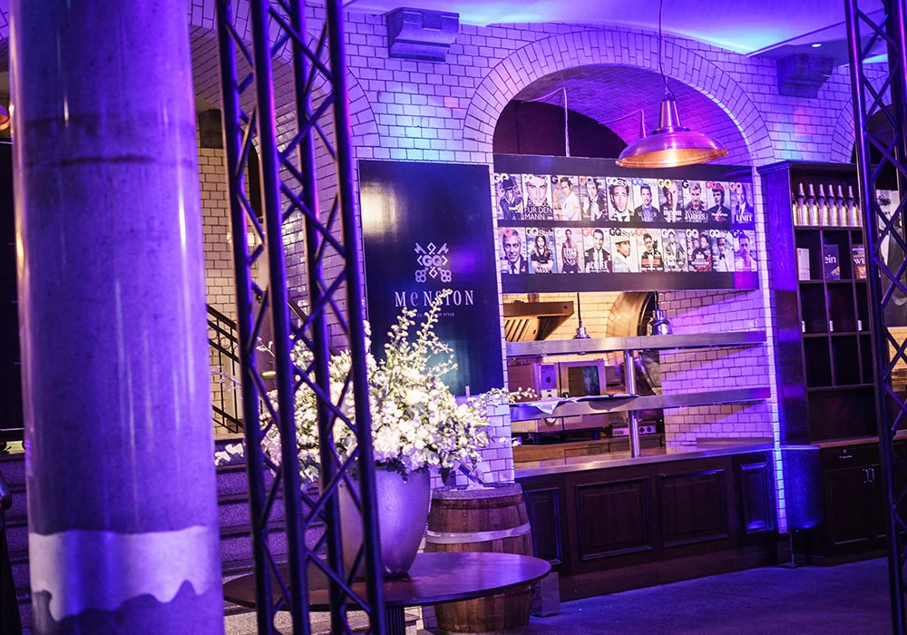 Gebrandete Partnerbar mit Traversenaufbau im Gewölbe bei 20 Jahre GQ in Berlin