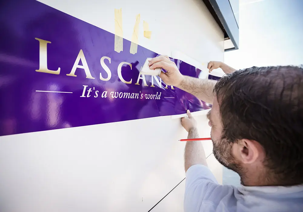Die Logo-Wand entsteht – Eventbranding für Lascana in Berlin