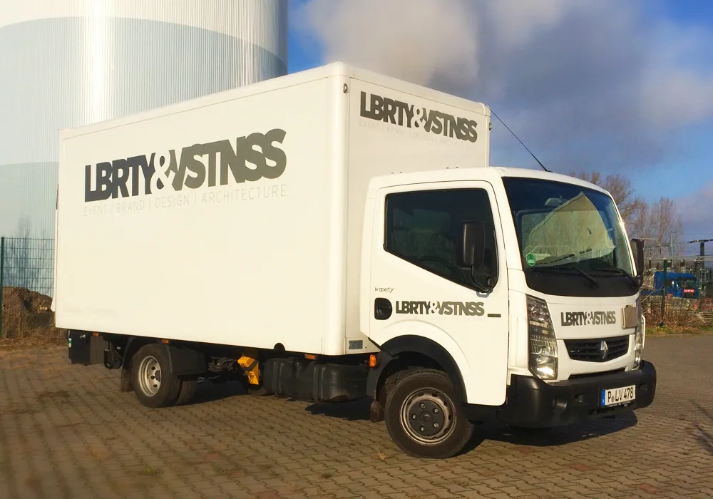 LKW-Beschriftung für LBRTY & VSTNSS in Berlin