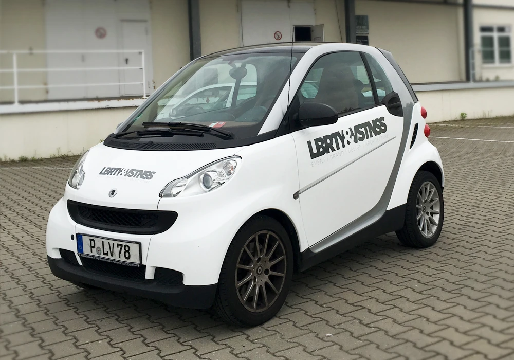 Weißer Smart mit LBRTY&VSTNSS Beschriftung – Car Design von brandhands