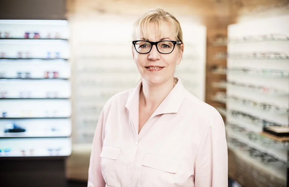 Porträt eines Mitarbeiters beim Optiker scharfkantig in Altlandsberg