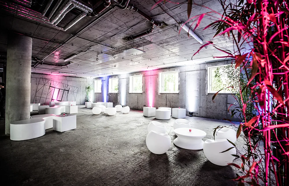 Moodbild: farbig ausgeleuchtete Eventlocation mit Möbeln von furn4rent in Potsdam