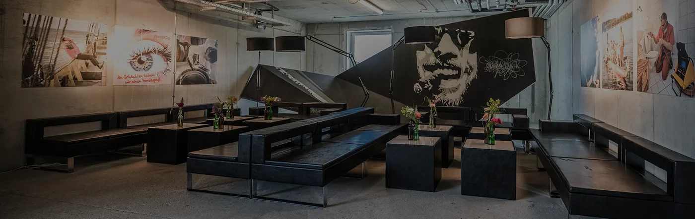 Eventlocation mit dunklen Möbeln von furn4rent – Fotoproduktion Potsdam