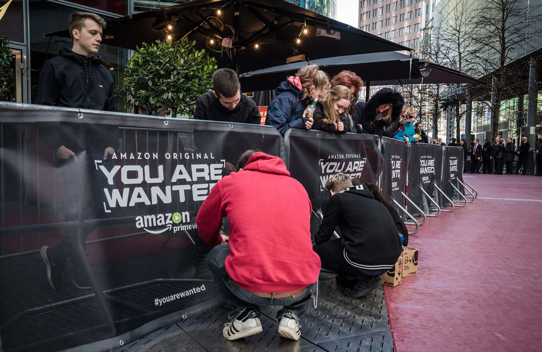 Banner anbringen – Eventbranding für Amazon Prime Video in Berlin