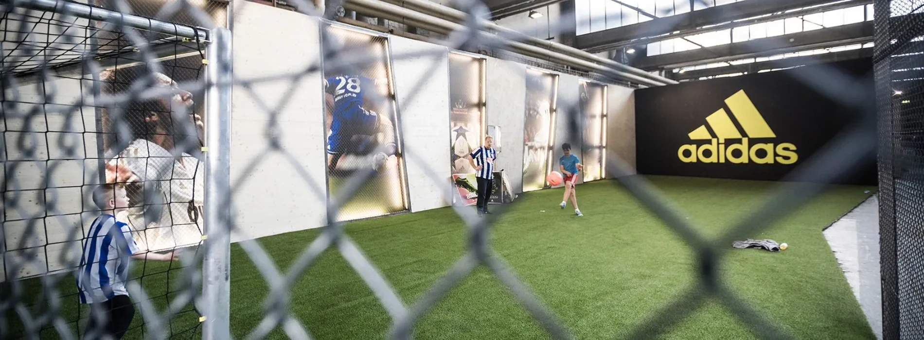 Adidas Soccerhall The Base in Berlin mit sechs Meter hohen Spielerprints – Location Branding von brandhands