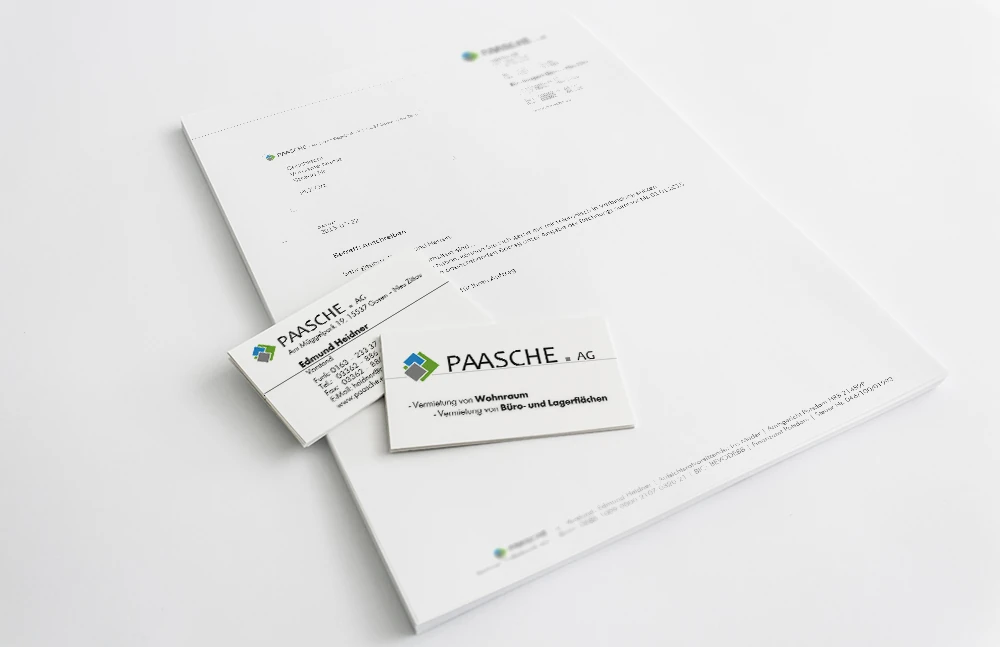 Briefbogen und Visitenkarten der PAASCHE AG auf hellem Untergrund
