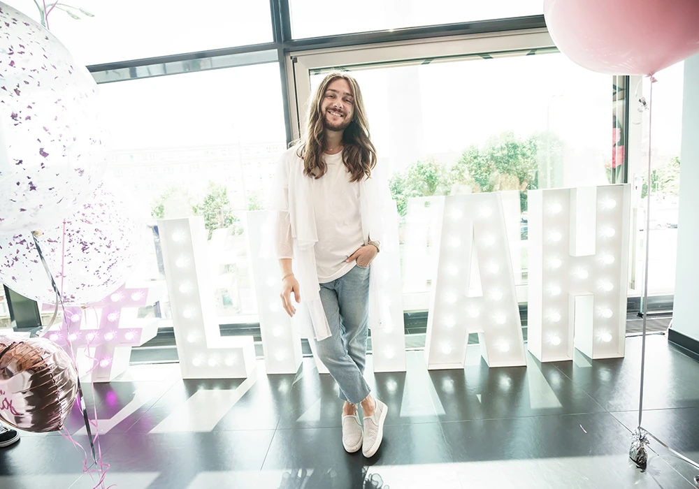 Gast am beleuchteten Schriftzug #LMAH beim Blogger-Event in Berlin
