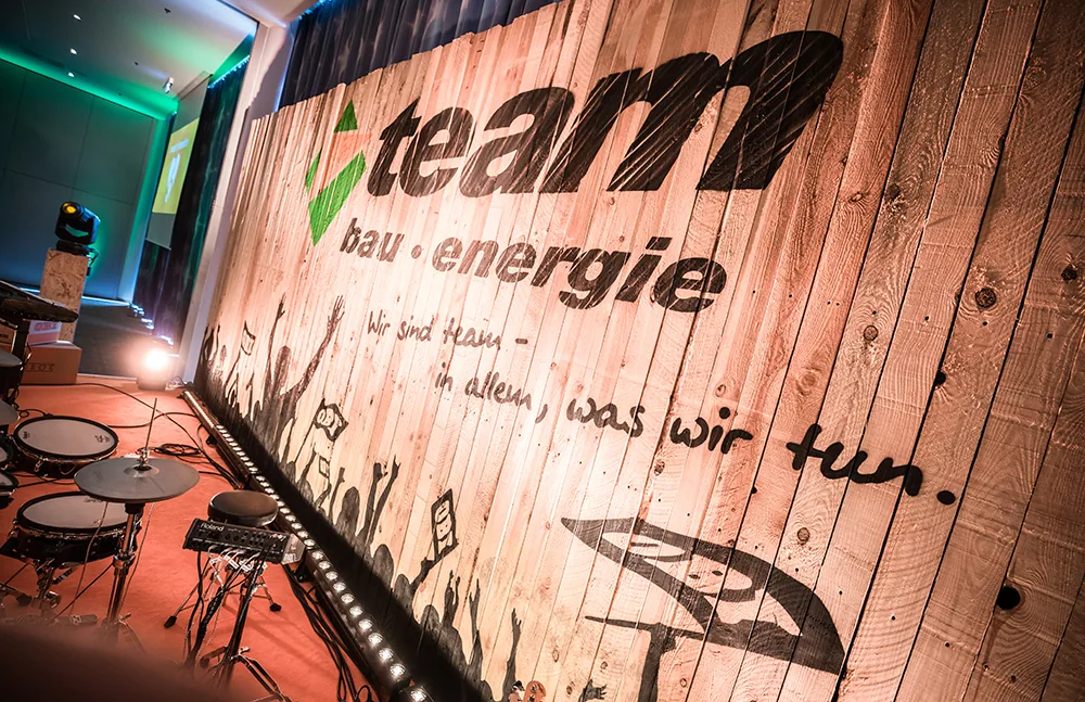 Handgemalter Bühnenhintergrund für team bau energie
