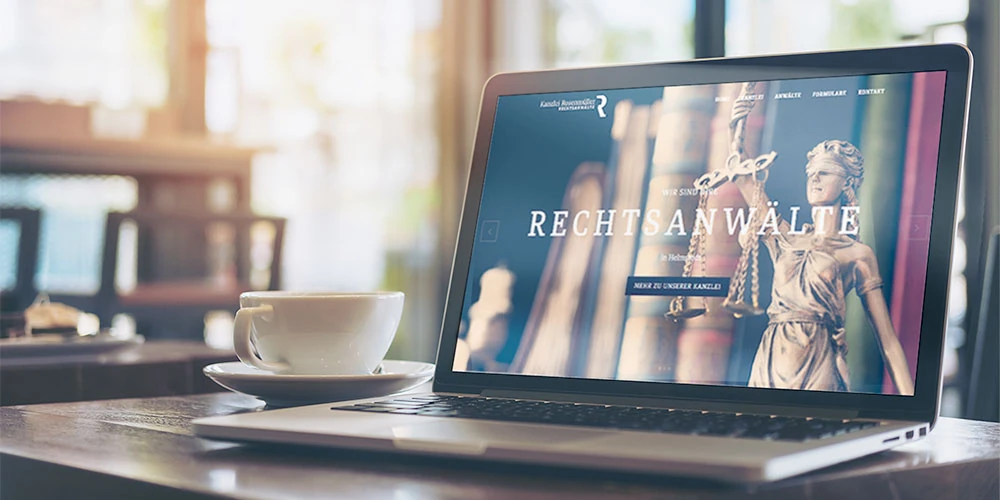 Website der Kanzlei Rosenmüller Rechtsanwälte auf einem Monitor