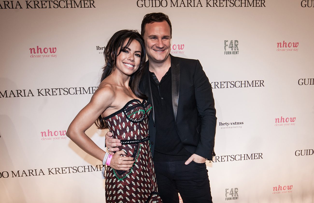 Paar vor der gebrandeten Pressewand der Aftershow-Party in Berlin