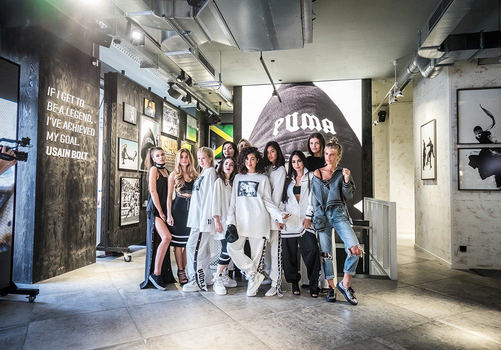 Models im gebrandeten Puma Flagship-Store zur FENTY-by-Rihanna-Kollektion vor der PUMA-Wand, Berlin