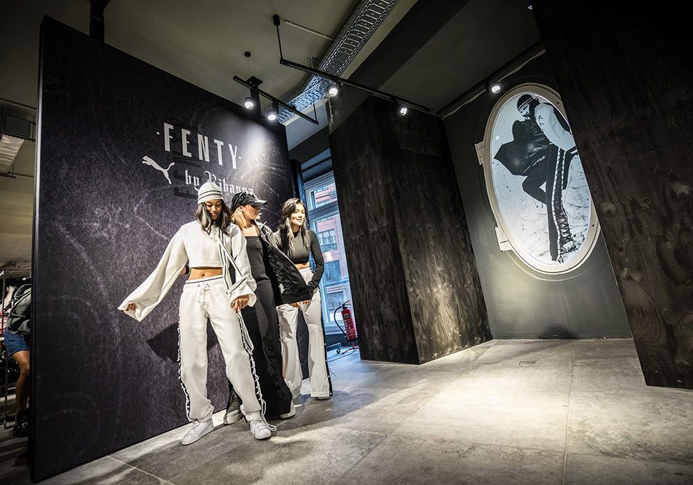 FENTY-by-Rihanna-Markenwand im Puma Flagship-Store mit Models, Berlin